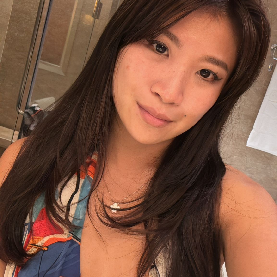 Bella, Hinge profile reviewer on RMH