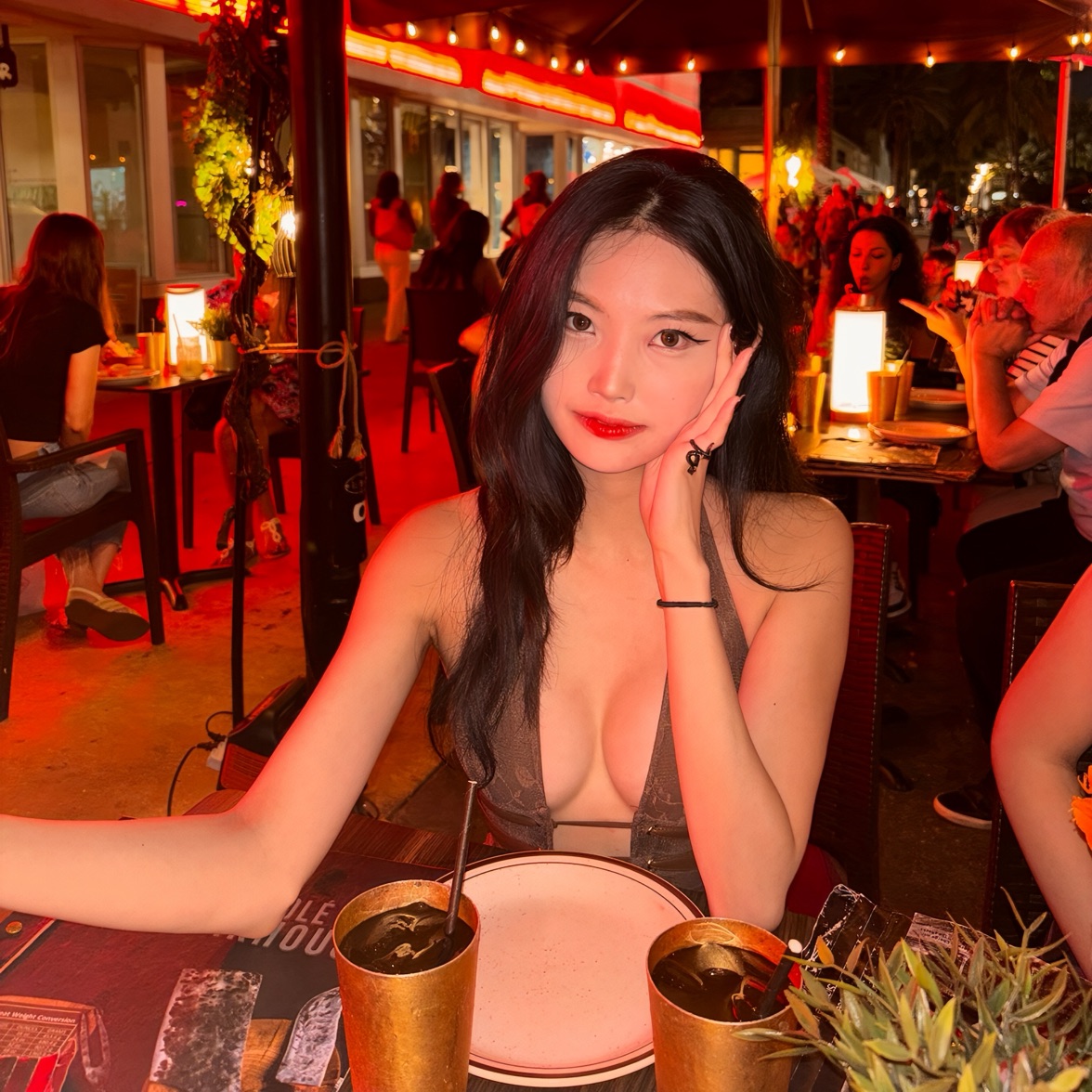 Vivian, Hinge profile reviewer on RMH